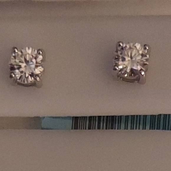 MOISSANITE .95 ct. Elegant Silver Stud Earrings. NEW - Picture 1 of 4